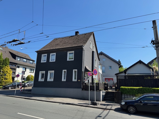 Ansicht vorne Solingen - Mangenberg Einfamilienhaus Freistehendes Einfamilienhaus mit Einliegerwohnung und Garage mit Lagerraum.