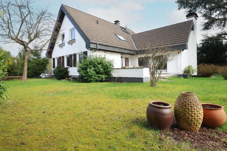 Ansicht vom Garten Solingen - S�dstadt Einfamilienhaus Gro�z�giges Ein- bis Zweifamilienhaus mit Doppelgarage in bester Lage der Solinger-S�dstadt.