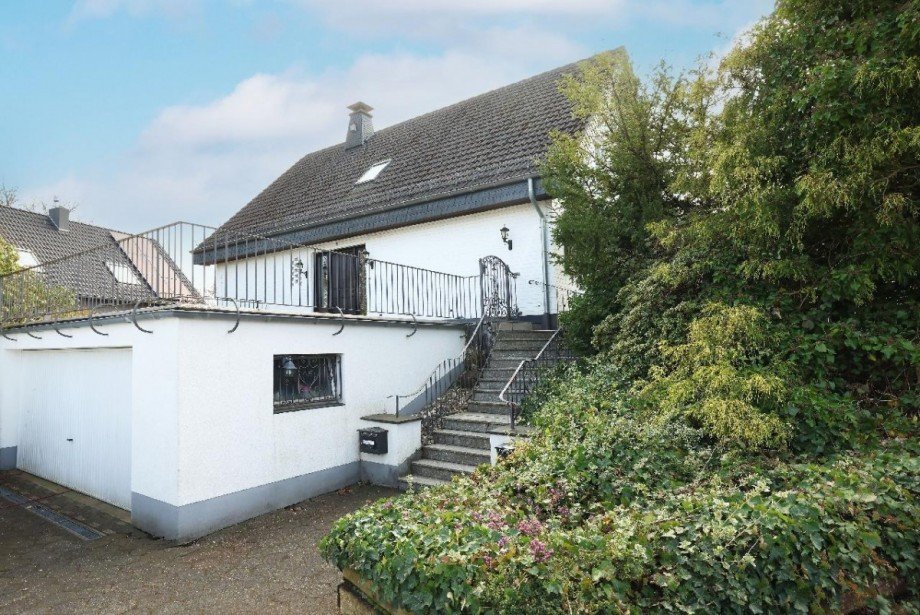 Ansicht vorne mit Garagen Einfamilienhaus Solingen