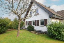 seitliche Ansicht Gro�z�giges Ein- bis Zweifamilienhaus mit Doppelgarage in bester Lage der Solinger-S�dstadt.