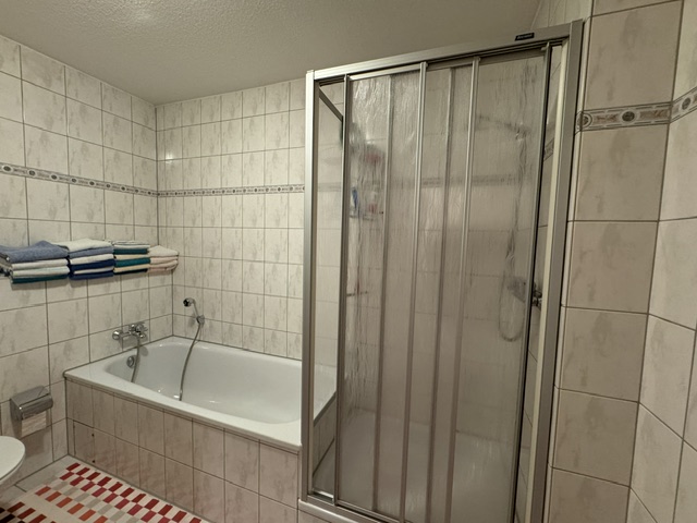 Badezimmer mit Dusche + Wanne Etagenwohnung Solingen