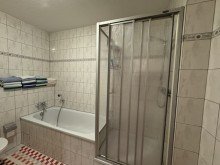 Badezimmer mit Dusche + Wanne Attraktive 2-Zimmer-Eigentumswohnung mit Balkon, Aufzug und Einzelgarage