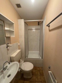 Bad Appartement Solides Mehrfamilienhaus mit 4 Wohnungen, Hof und Nebengeb�ude in Solingen-H�hscheid.