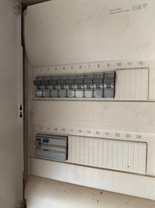 Unterverteilung Attraktives Dreifamilienhaus mit gro�em Grundst�ck + 2 Garagen in bester Lage der Solinger S�dstadt.