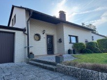 Ansicht Freistehendes Einfamilienhaus mit Garage in ruhiger Wohnlage.