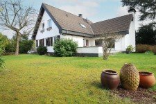 Hauptbild Gro�z�giges Ein- bis Zweifamilienhaus mit Doppelgarage in bester Lage der Solinger-S�dstadt.