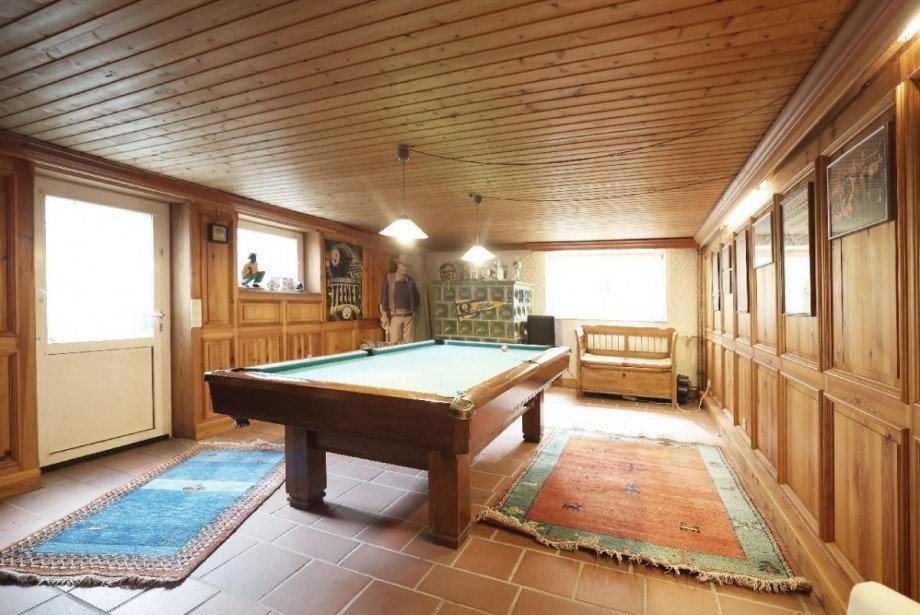 Untergeschoss mit Kachelofen Einfamilienhaus Solingen