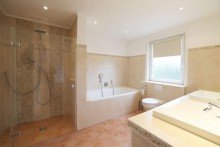Bad EG Gro�z�giges Ein- bis Zweifamilienhaus mit Doppelgarage in bester Lage der Solinger-S�dstadt.