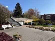 Zuwegung Gut geschnittene 2-Zimmer-Eigentumswohnung, Balkon und Fahrstuhl in gepflegter Wohnanlage in Wald.