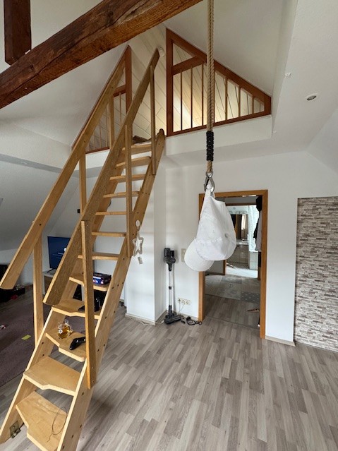 Treppe zum Spitzboden im DG Mehrfamilienhaus Solingen
