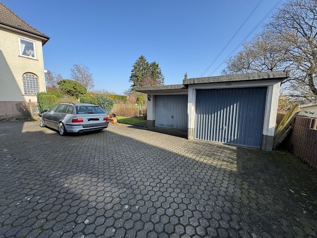 Hof mit Garagen Mehrfamilienhaus Solingen
