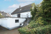 Ansicht vorne mit Garagen Gro�z�giges Ein- bis Zweifamilienhaus mit Doppelgarage in bester Lage der Solinger-S�dstadt.