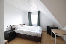 Schlafzimmer OG Gro�z�giges Ein- bis Zweifamilienhaus mit Doppelgarage in bester Lage der Solinger-S�dstadt.