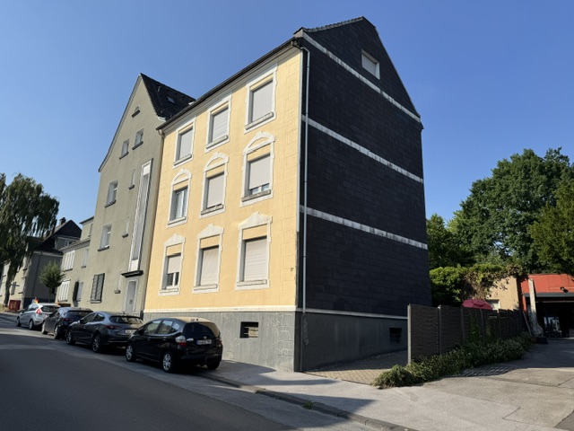 Ansicht Solingen - H�hscheid Mehrfamilienhaus Solides Mehrfamilienhaus mit 4 Wohnungen, Hof und Nebengeb�ude in Solingen-H�hscheid.