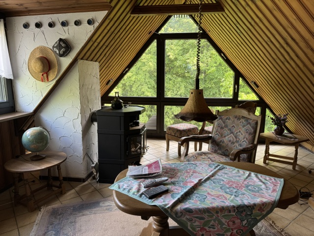 Studiozimmer 1 mit Kaminofen Reiheneckhaus Wuppertal