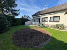 Ansicht hinten Freistehendes Einfamilienhaus mit Garage in ruhiger Wohnlage.