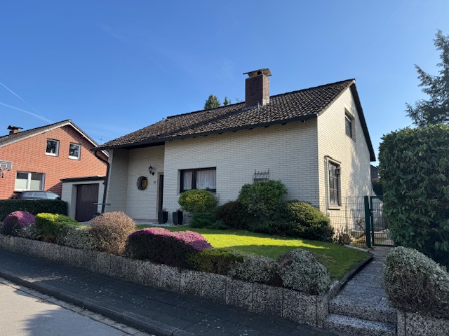 Ansicht vorne Solingen - Mangenberg Einfamilienhaus Freistehendes Einfamilienhaus mit Garage in ruhiger Wohnlage.