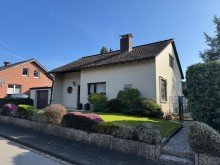 Ansicht vorne Freistehendes Einfamilienhaus mit Garage in ruhiger Wohnlage.