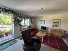 Wohnzimmer mit Ausgang auf Balkon Attraktive 2-Zimmer-Eigentumswohnung mit Balkon, Aufzug und Einzelgarage